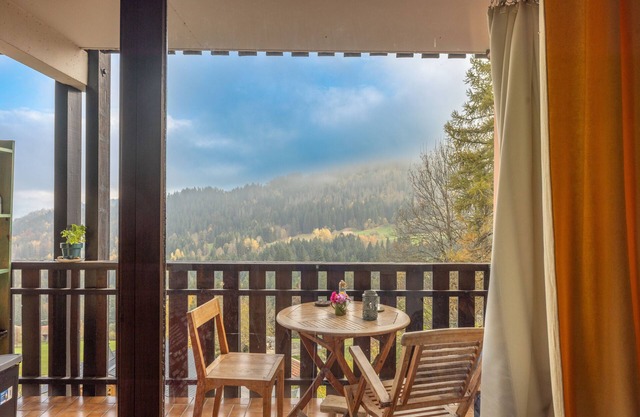 Chalet 'Face Au Mont Blanc, Plein Sud' with Mountain View, Shared Terrace and Wi-Fi