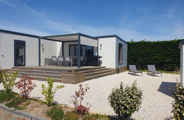 Chalet for 6 in a residence with swimming pool