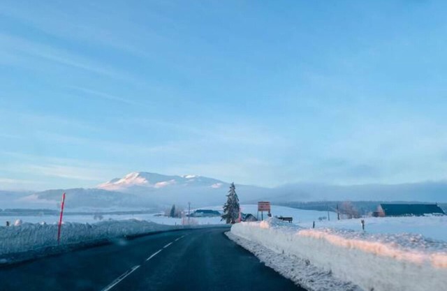 Chalet '77 Proche S Besse' with Private Terrace, Wi-Fi and Air Conditioning