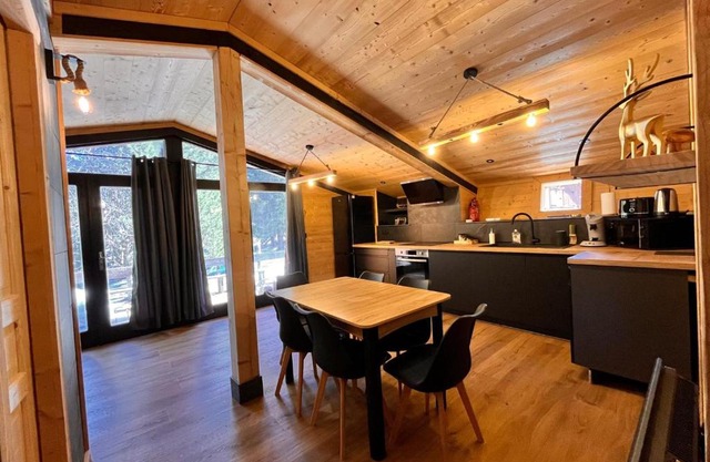 Chalet l'Epicéa T3 sous les pins avec terrasse & jardin à 5 min à pied des pistes P2 et commerces