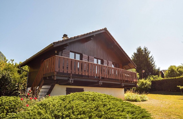 Chalet 'La Lauzière - Parking Jardin' with Mountain View, Private Garden and Balcony