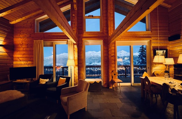 Chalet Le Iceberg: Style, Sauna & Stunning Views. Ski, Hike, MTBike, Spa More.