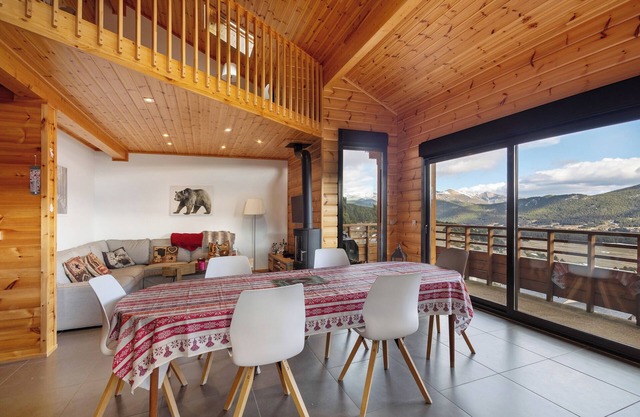Chalet Les Lupins in Les Angles – 6-8 guests, panoramic view, terrace, 10 min from ski slopes