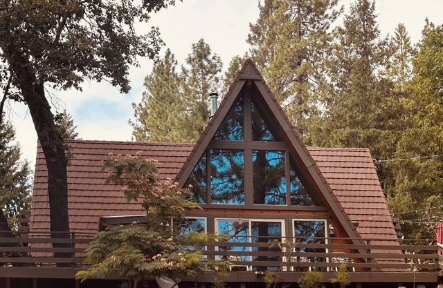 Chalet Near Apple Hill, Sly Park Jenkinson Lake,Placerville winetasting, Skiing