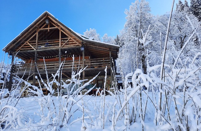 Chalet 'Pierre Bois Lac' with Mountain View, Shared Terrace and Garden