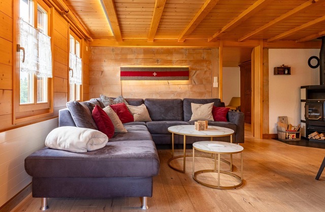 Chalet Rösi with hot tub in the mountains