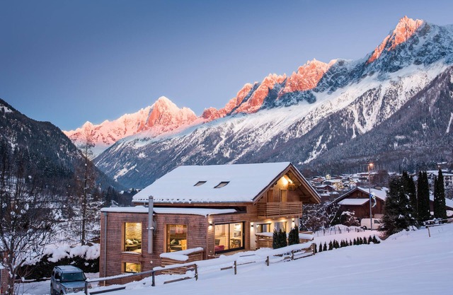CHALET RUBICON ski in - ski out Luxury 10 -15 bed spa chalet