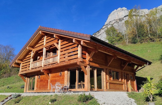Chalet Savoyard Neuf, 8 Personnes, Tout Confort au Milieu des Montagnes