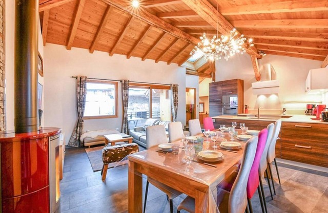 Chalet, terrace, fireplace or stove, tv, ski locker, 130m², Méribel