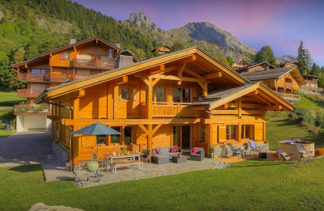 Chalet Tolar - mountain holiday base, hot tub and piste view - OVO Network