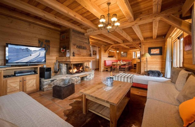 Chalet, view ski slopes, fitness, sauna, balcony, fireplace or stove, parking, tv, 150m²