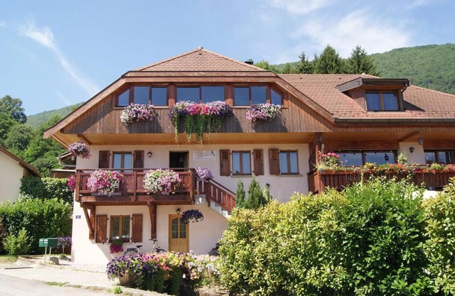 Chalet vue sur lac et montagne