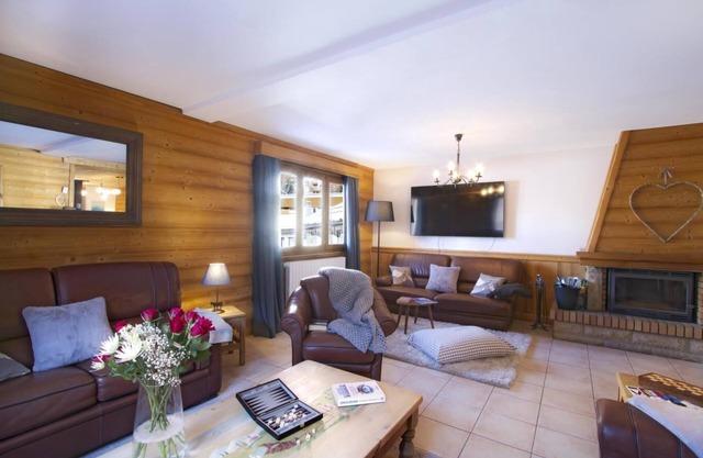 Chalet, wifi, 2nd floor, terrace, balcony, fireplace or stove, parking, tv, ski locker, 244m²