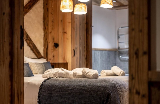 Chalet, wifi, view mountain, sauna, terrace, balcony, fireplace or stove, parking, tv, ski locker