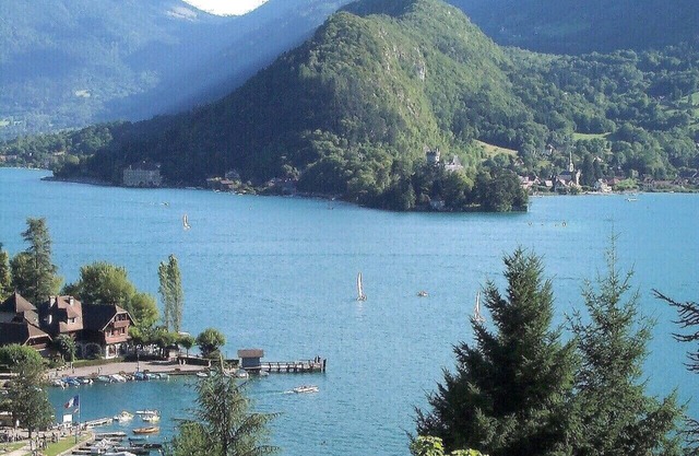 CHALET with panoramic view of the bay of Talloires and Tournette