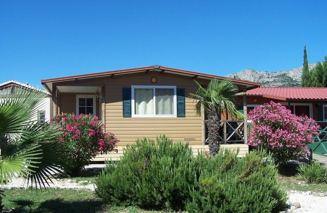 Chalets en Village-vacances ! Clubs Enfants et Clubs Ados Inclus. Piscine
