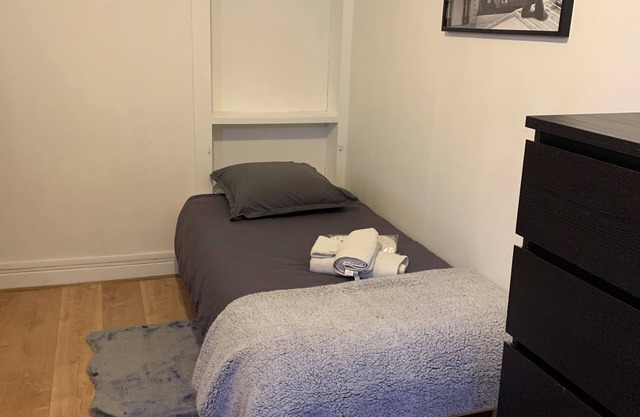 Chambre au RDC Dans Hôtel Meublé