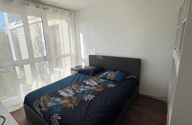 Chambre chez l'habitant avec vue sur parc, située à 15 min en metro de Paris