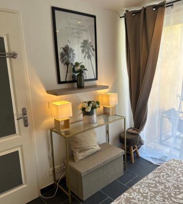 Chambre indépendante climatisée et salle de bain privative