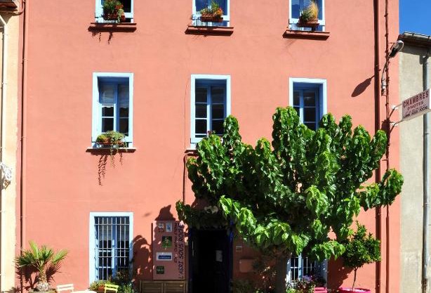 Chambres d'Hôtes et Gîtes- L'Abri sous Roche
