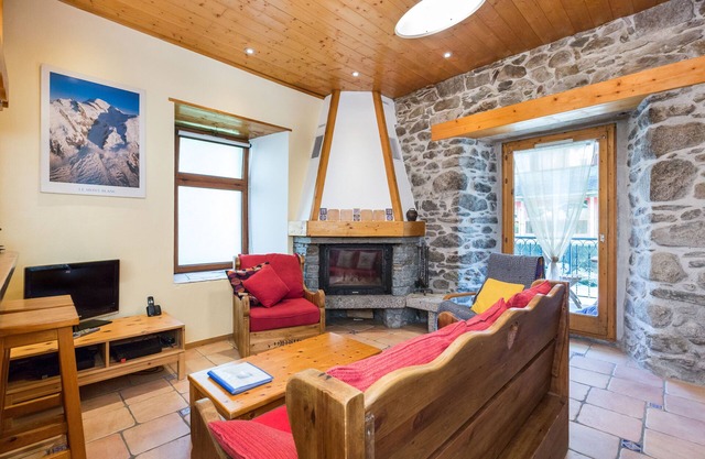 Chamonix centre 2BR - Fireplace, stone walls, balcony with View of Mont Blanc