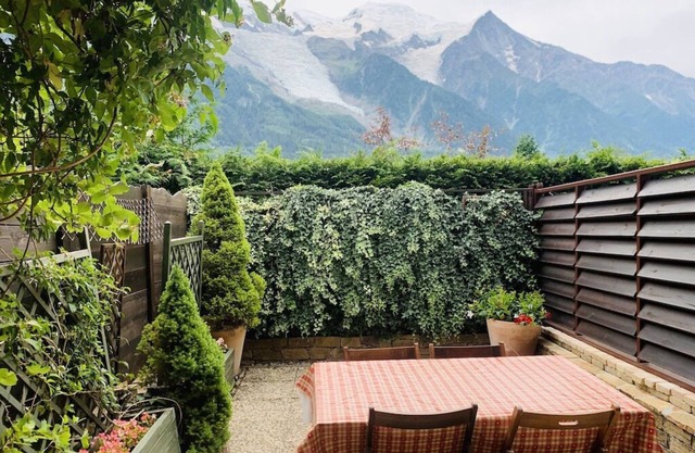 CHAMONIX Large terrace facing Mont Blanc.