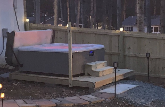 Chapel Hill/Durham Retreat w/ Hot tub, full body massage chair, fenced dog area.