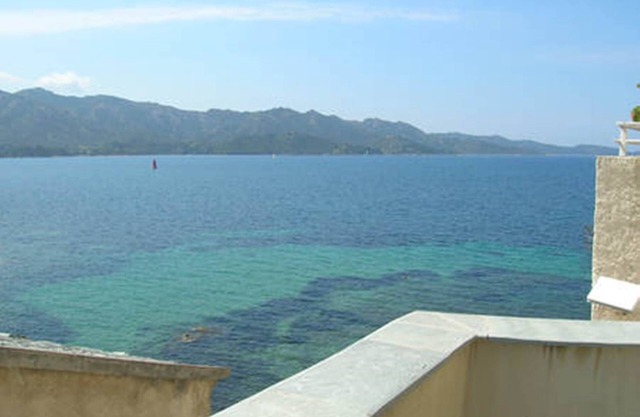 Character apartment overlooking the gulf, at the foot of the citadel (55m2)