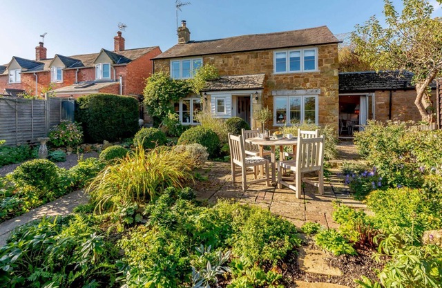 Characterful dog friendly holiday cottage with wood burning stove - July Cottage