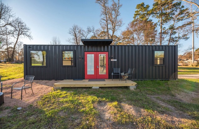 Charcoal King: 2 mins to Lake Conroe! Heated Pool, Fire Pit, Stocked Ponds
