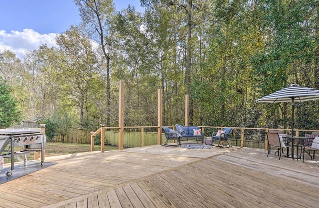 Charleston Area Home w/ Deck ~ 20 Mi to Dtwn!