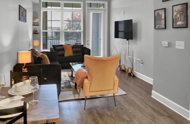 Charlotte Serene|LONG TERM STAYS WELCOME |MINS 2 UPTWN|GYM/FREE PARKING