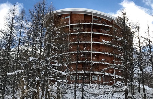 Charmant and romantic apartment just steps from the ski slopes, free Wi-Fi.