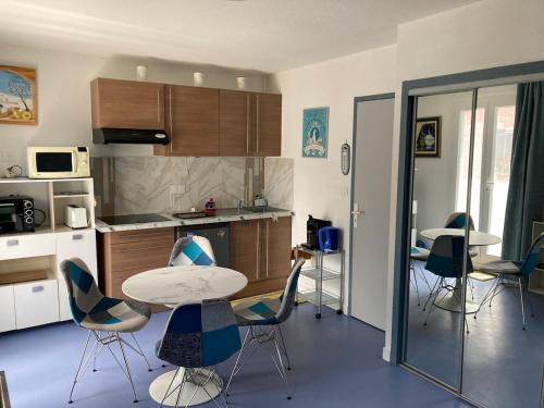 Charmant T2 au pied des montagnes avec balcon et piscine