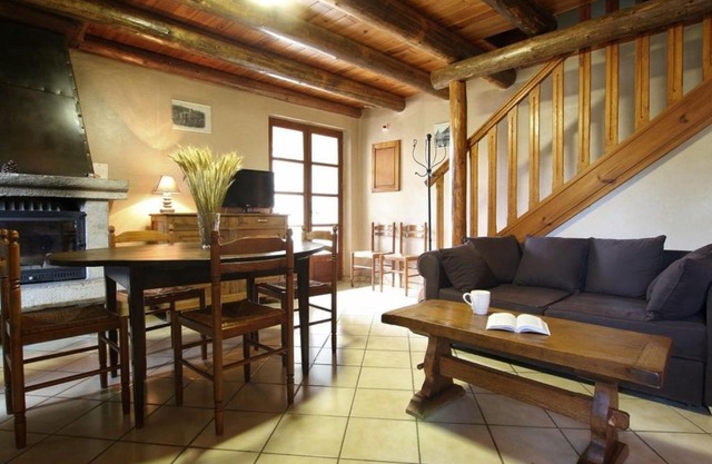 Charmante maison en pierres avec terrasse, proche cité médiévale, nature et lac - FR-1-582-19