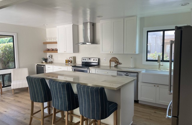 Charmer close to shopping, restaurants, bars and hiking.