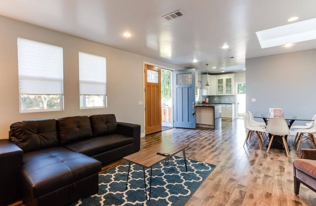 Charmer near all LA Attractions