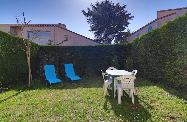 Charming 2-Bedroom Apartment with Garden, Near Beach and Markets in Saint-Georges-de-Didonne