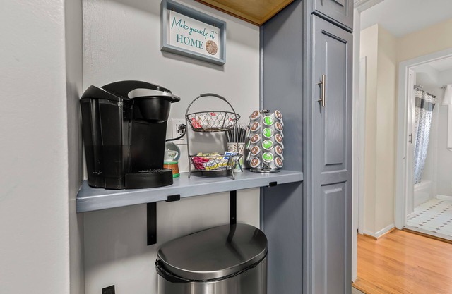 Charming 4-bedroom bungalow with WiFi, AC in tranquil Redford Charter Township