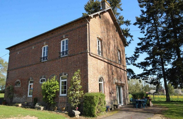 Charming 1893 Country House: Spacious Garden, Family-Friendly, Pet-Friendly, High-Speed Internet