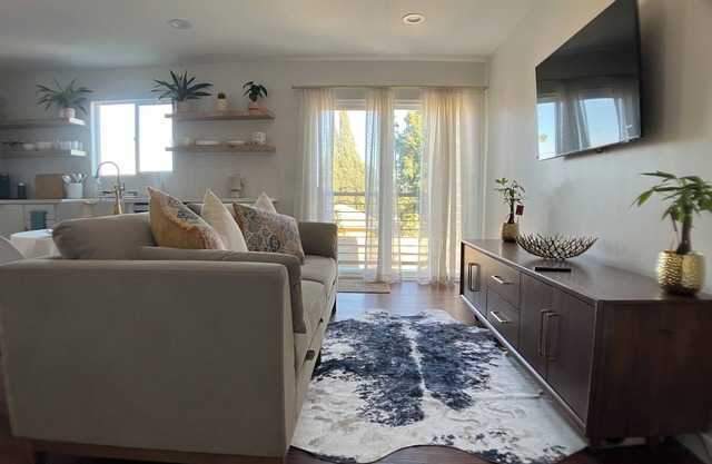 Charming 1-bedroom ADU with WiFi, AC in fabulous View Park-Windsor Hills