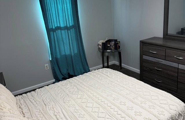 Charming 1-bedroom townhome in welcoming Capitol Heights with WiFi, AC