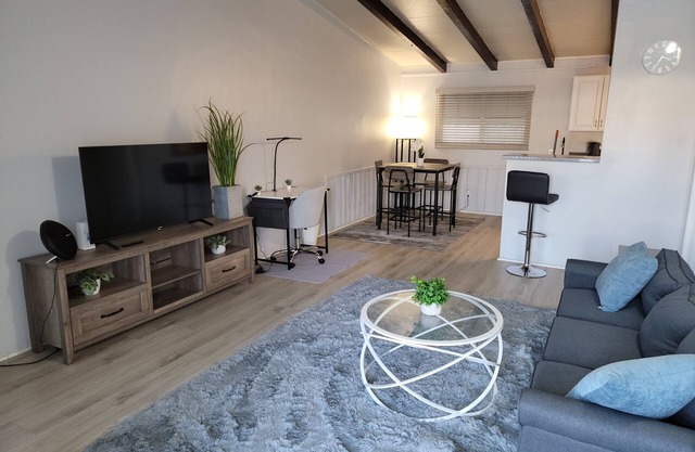 Charming 1-bedroom apartment in welcoming Inglewood with AC, WiFi