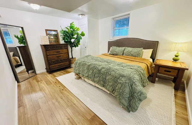 Charming 1-bedroom apartment in wonderful Marietta. Walk to the Square!