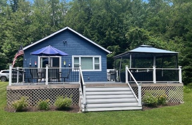 Charming 1-bedroom cottage on the border of Plainfield, Savoy, on Windsor Pond!