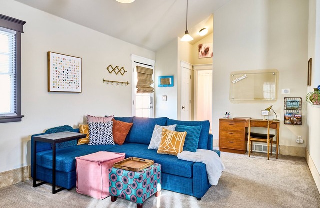 Charming 1-bedroom Carriage House in the best neighborhood in Longmont
