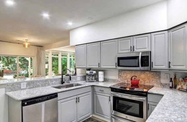 Charming 1-bedroom condo with large den and open concept living room