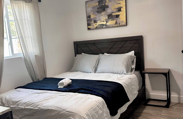 Charming 1-bedroom house in Bakersfield.Close to both Highway 58 & 99