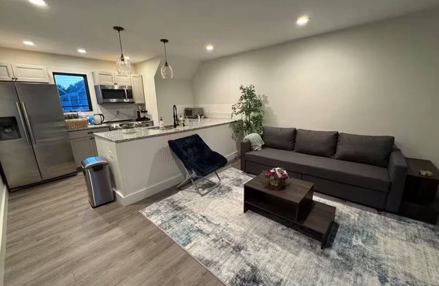 Charming 1-bedroom carriage house apartment with private garage