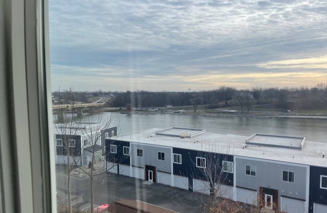 Charming 1 bedroom overlooking the Fox River. Large Heated Garage. Pet Friendly!